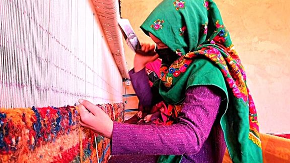 ملګري ملتونه: د افغانستان ښځې د قالین اوبدلو په صنعت کې تر ټولو لږ مزد ترلاسه کوي