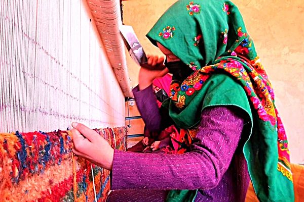 ملګري ملتونه: د افغانستان ښځې د قالین اوبدلو په صنعت کې تر ټولو لږ مزد ترلاسه کوي