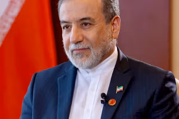 عراقچي هندي سیال ته: پر ایراني کښتیو بریدونه او سمندري محاصره د سیمې د ناامنۍ لاملونه دي