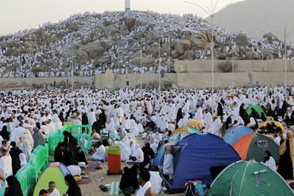د حج مراسمو پیل؛ تر ۱.۵ مېليونه ډېر حاجیان منا ته ورسېدل
