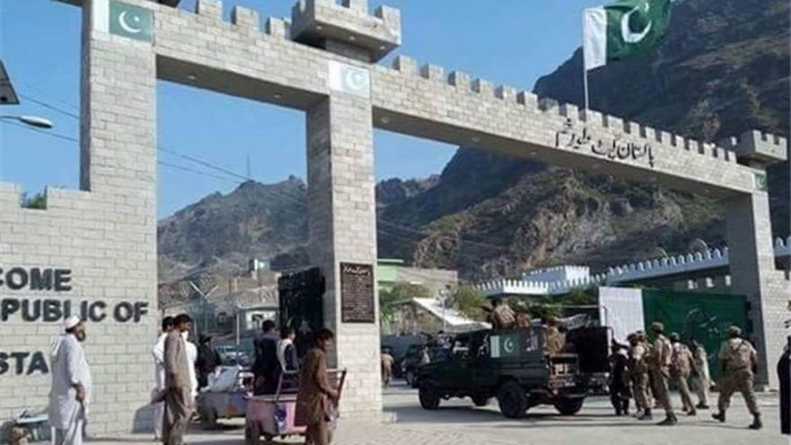 پر تورخم تلونکي او راتلونکي مسافر: په تورخم کې له مسافرو غیر قانوني پیسې اخیستل کېږي