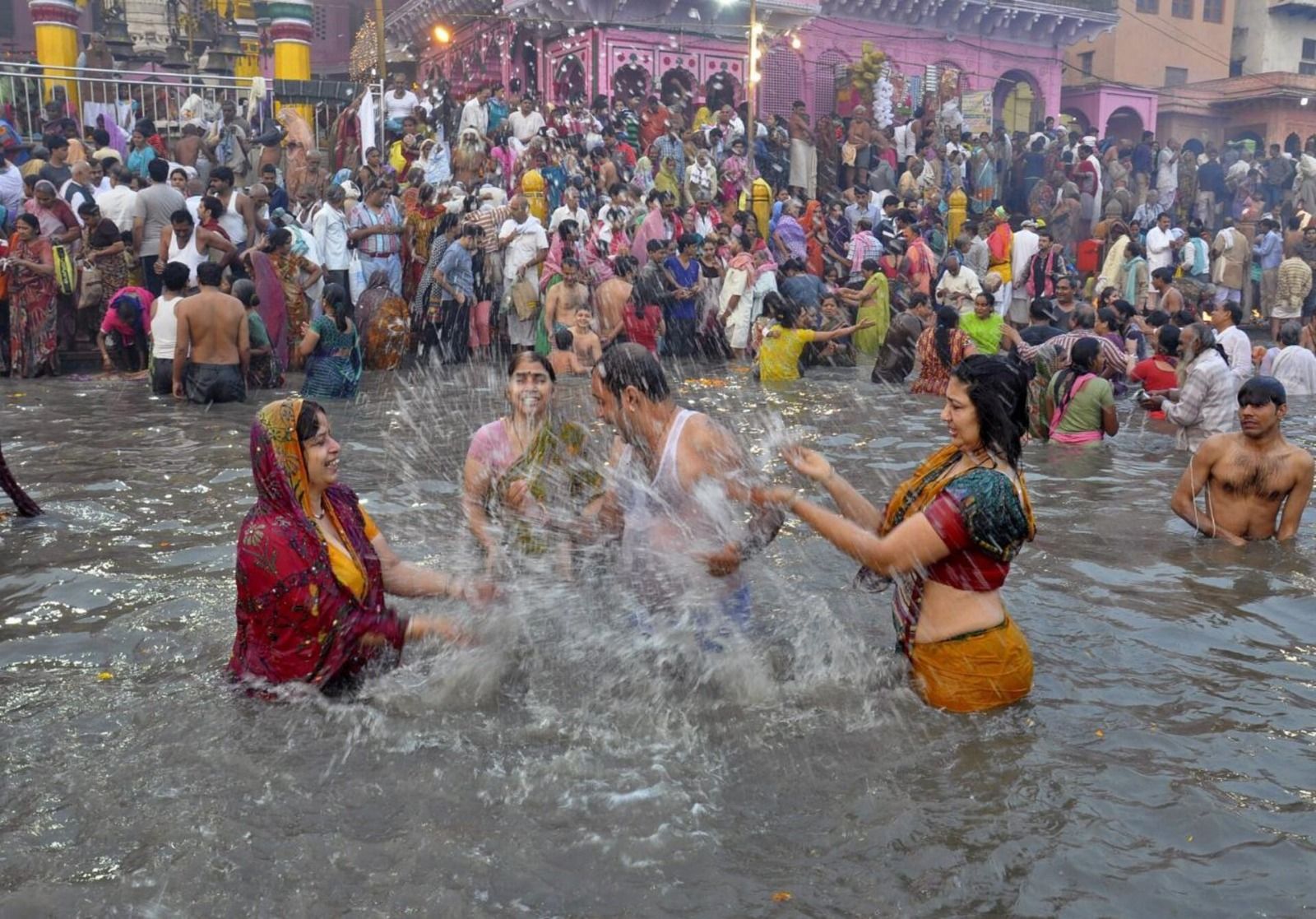 در این مراسم مادران بعض اوقات با فرزندان‌شان برای استحمام به رودخانه‌ها و نهرهای محله خود می‌روند
