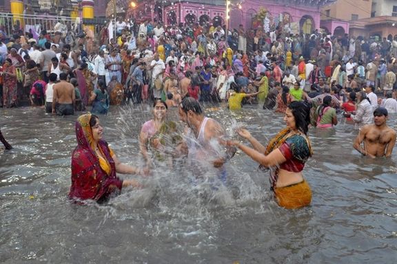 در این مراسم مادران بعض اوقات با فرزندانشان برای استحمام به رودخانهها و نهرهای محله خود میروند