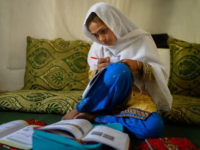 صورة لطفلة أفغانية تفوز بجائزة صورة العام لليونيسف 