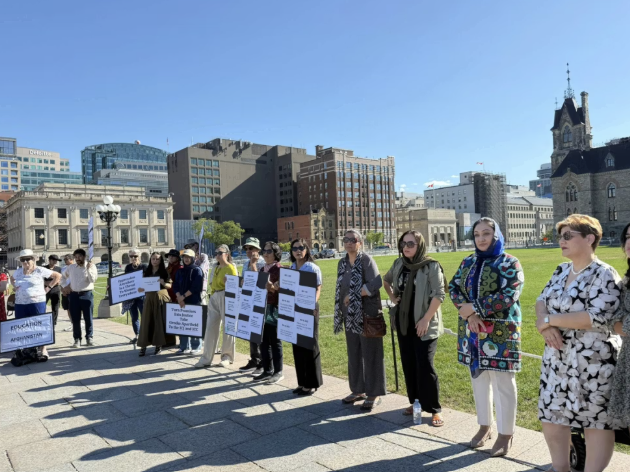 النساء المتظاهرات يطالبن بتعاون الدول لاعتقال مسؤولي طالبان بموجب حكم محكمة لاهاي