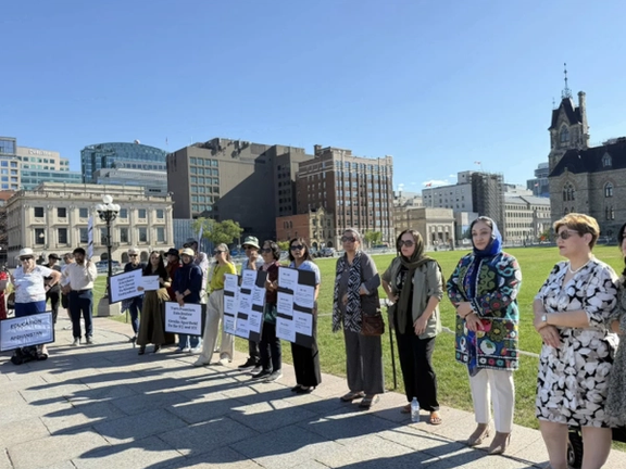 النساء المتظاهرات يطالبن بتعاون الدول لاعتقال مسؤولي طالبان بموجب حكم محكمة لاهاي
