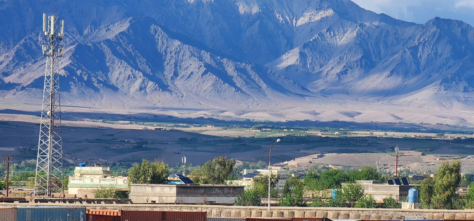 روزګان کې د مخابراتي خدمتونو نشتوالی؛ خلک د یوې اړیکې لپاره ساعتونه مزل کوي