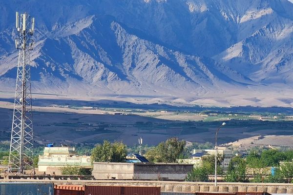 روزګان کې د مخابراتي خدمتونو نشتوالی؛ خلک د یوې اړیکې لپاره ساعتونه مزل کوي