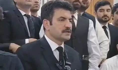 عمران خان د سعودي عربستان د اعتراض پر بنسټ شېر افضل مروت د ګوند له رهبرۍ شورا لرې کړ