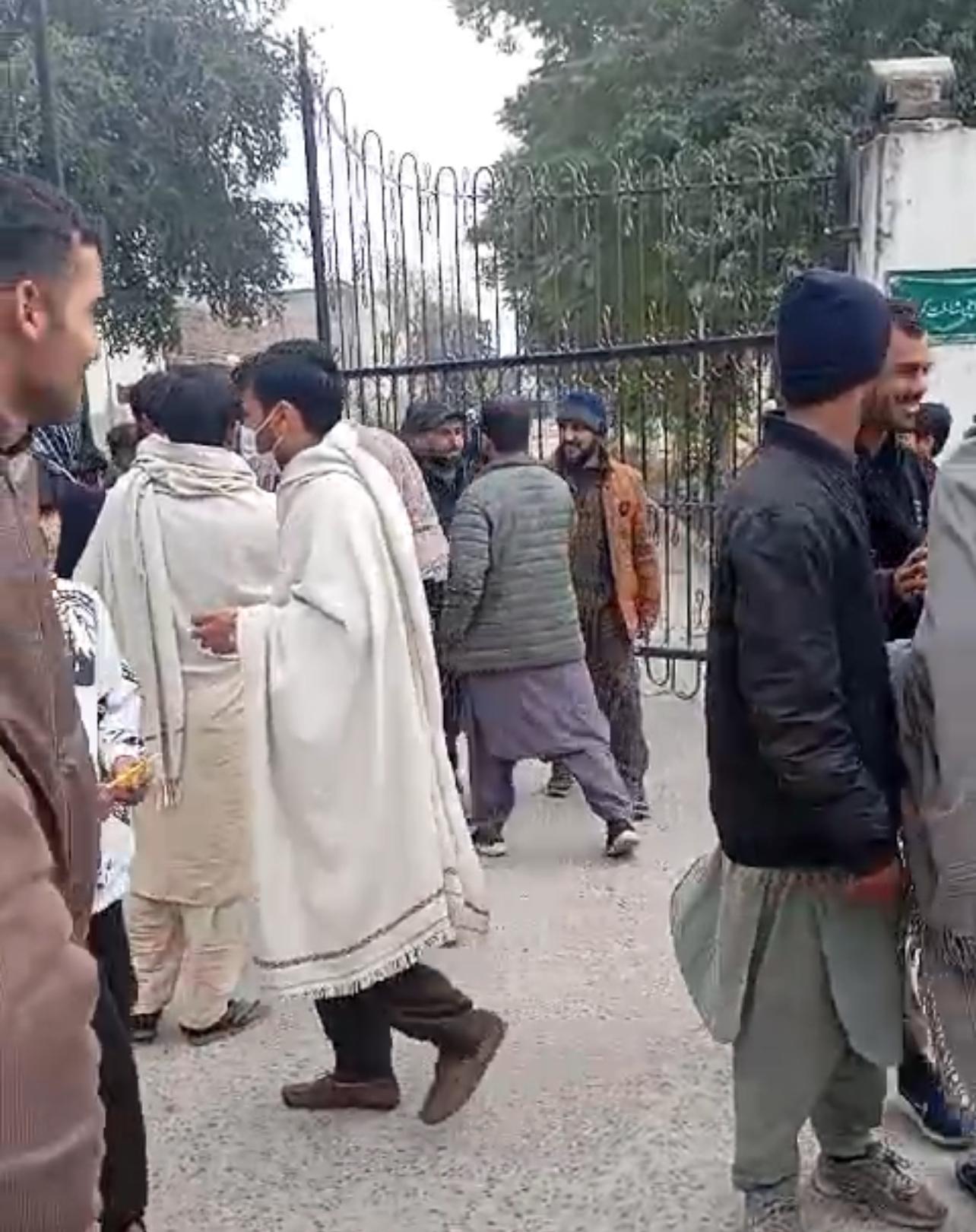 د طالبانو د کډوالو وزارت: اسلام اباد کې مو نږدې ۹۰۰ افغان کډوال له زندانونو خوشې کړي دي