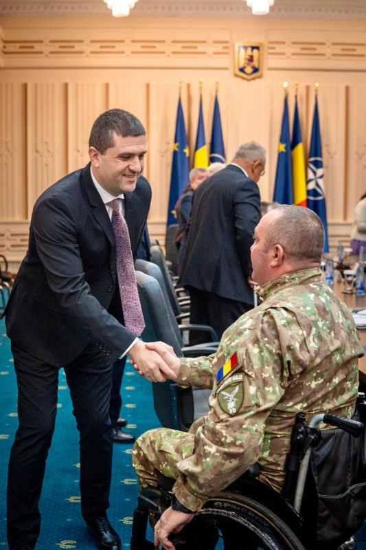 د رومانیا دفاع وزیر د افغانستان او عراق په جګړو کې له معلول شویو سرتېرو سره لیدلي