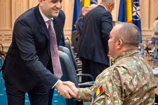 د رومانیا دفاع وزیر د افغانستان او عراق په جګړو کې له معلول شویو سرتېرو سره لیدلي