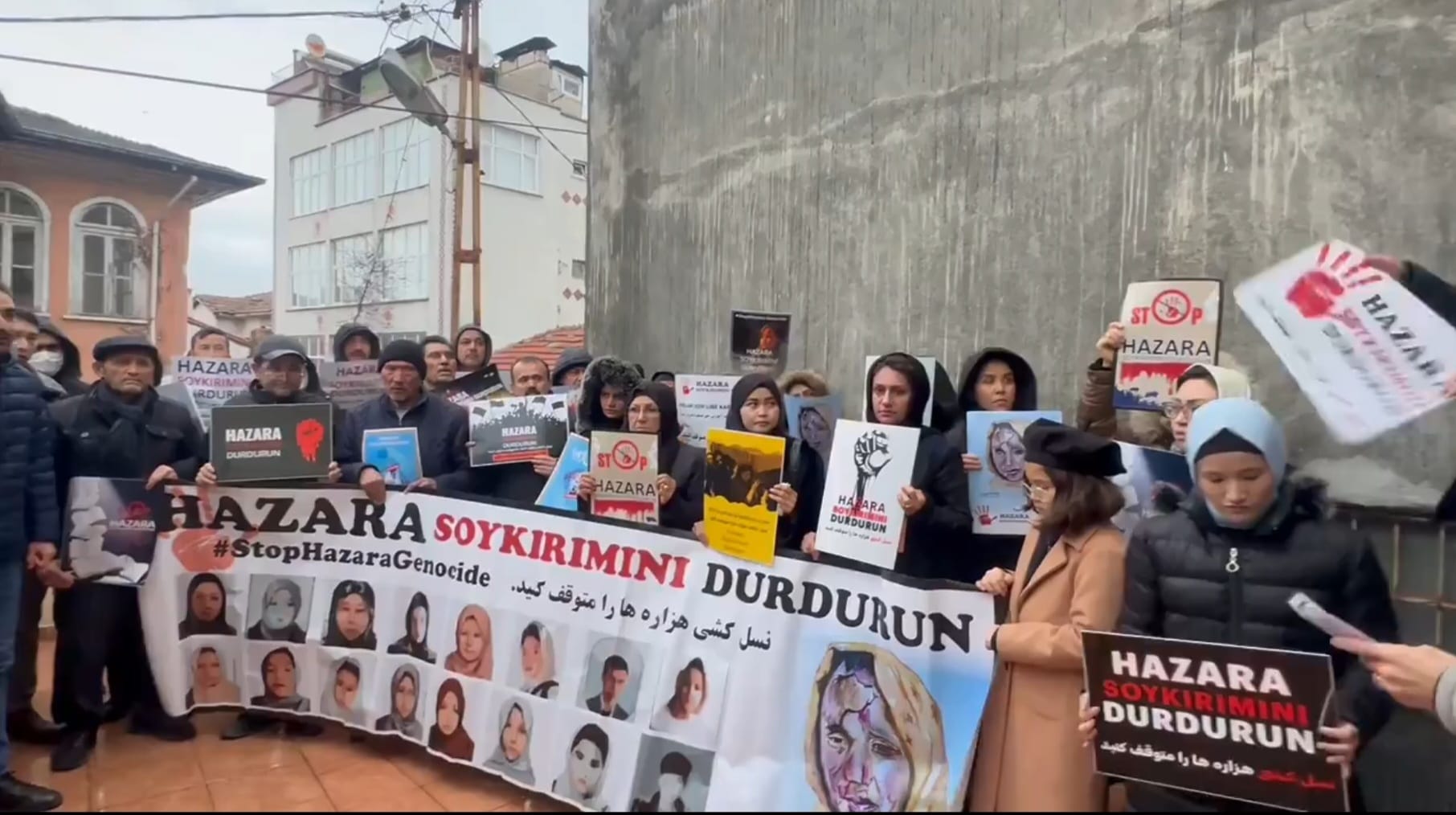 معترضان درچندین کشور علیه کشتار هزاره‌ها و سرکوب زنان افغان بدست طالبان اعتراض کردند