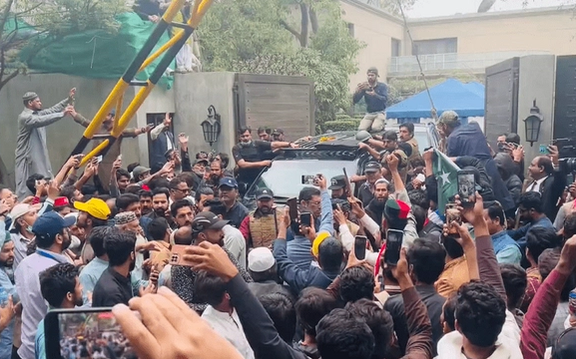 عمران خان، نخست وزیر پیشین پاکستان برای حضور در دادگاه عازم اسلامآباد شد