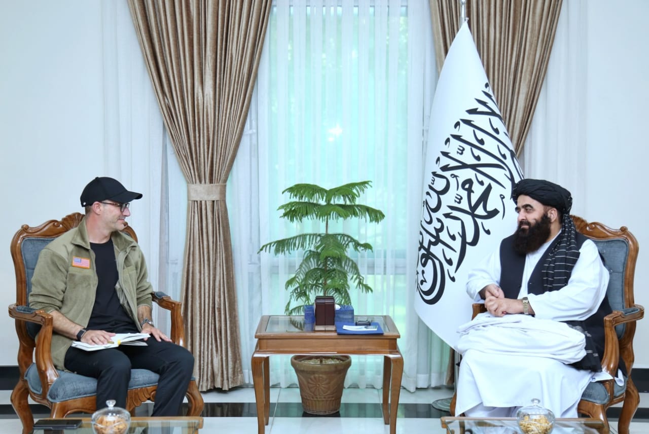آدام بوهلر، فرستاده ویژه دونالد ترامپ در امور رسیدگی به گروگان‌ها در دیدار با وزیر خارجه طالبان در کابل