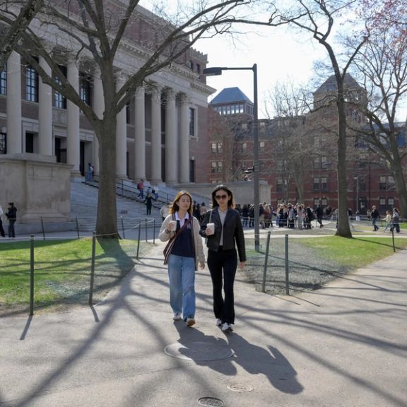 حکومت ترامپ به سفارتهای امریکا دستور داد مصاحبههای ویزای دانشجویی را متوقف کنند