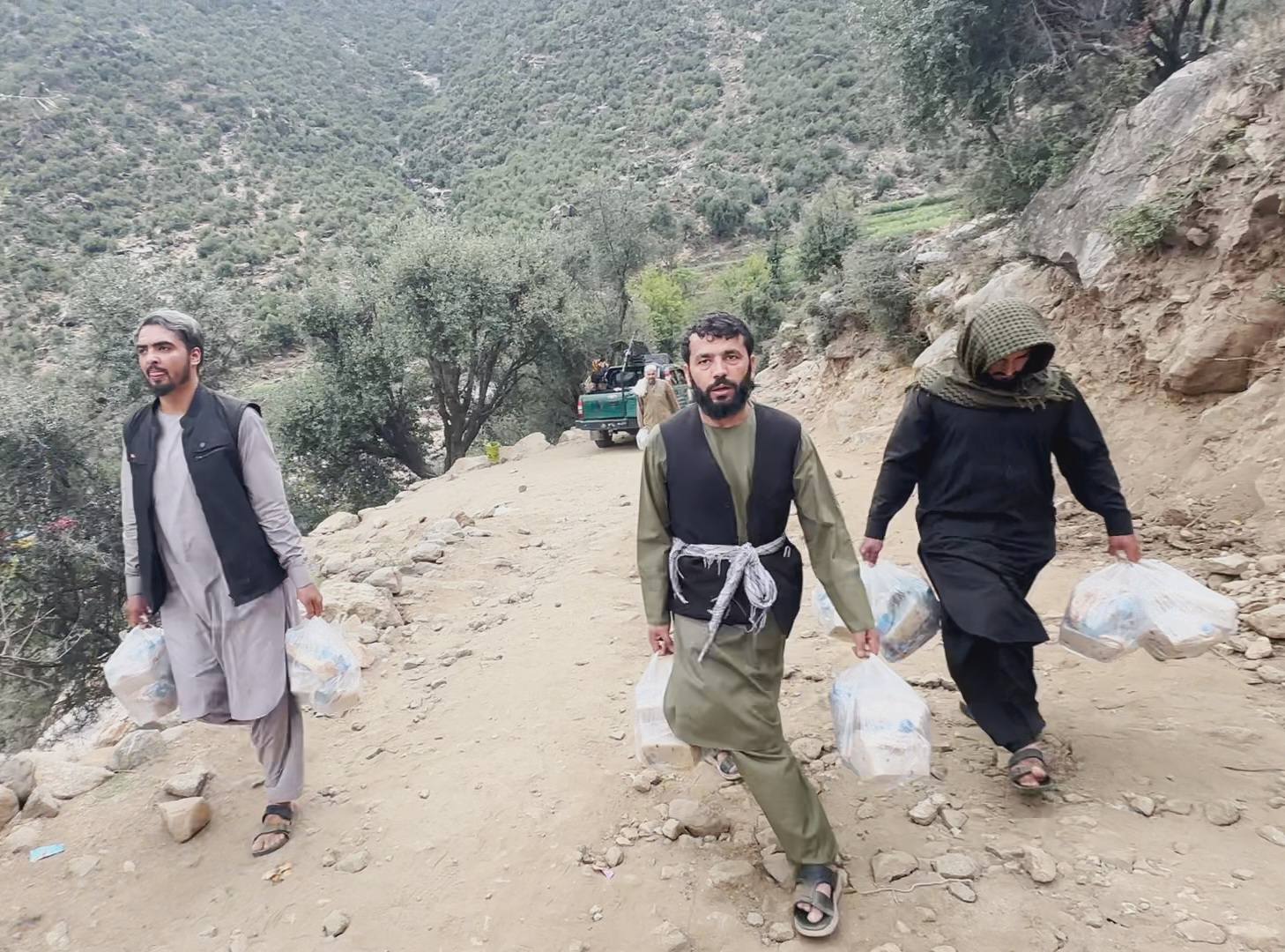 علی عمر و همراهانش که از کابل به کوهستان‌های کنر برای امدادرسانی شتافته‌اند