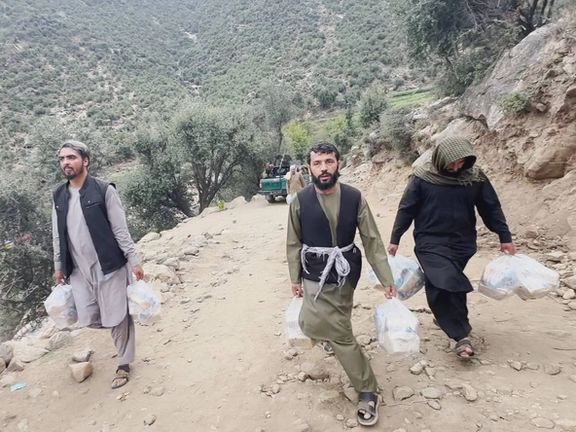 علی عمر و همراهانش که از کابل به کوهستانهای کنر برای امدادرسانی شتافتهاند