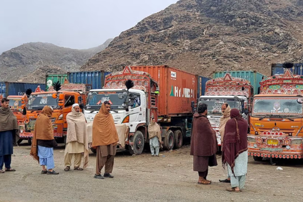 توقّف ثمانية آلاف حاوية تجارية للأفغان في باكستان