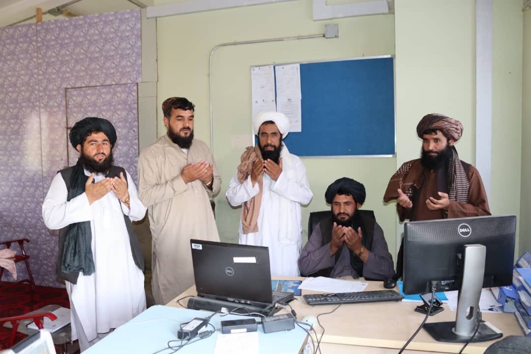 طالبانو د هلمند امنیه قومندانۍ کې د پخواني حکومت پاتې ۳۰ تنه مسلکي کارمندان له دندو شړلي 