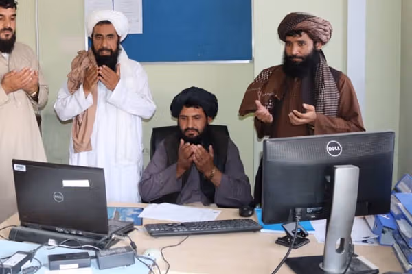 طالبانو د هلمند امنیه قومندانۍ کې د پخواني حکومت پاتې ۳۰ تنه مسلکي کارمندان له دندو شړلي