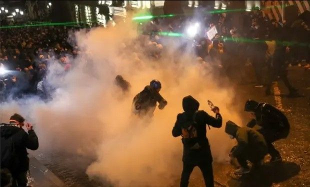 درگیری معترضان و پولیس گرجستان پس از اعلام تعلیق مذاکرات پیوستن به اتحادیه اروپا