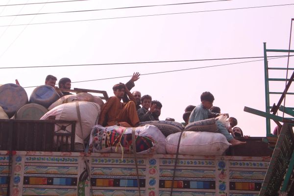 له پاکستان څخه اېستل کېدونکې کورنۍ: تر ټولو ستر خفګان مو له زدهکړو د لوڼو محرومېدل دي