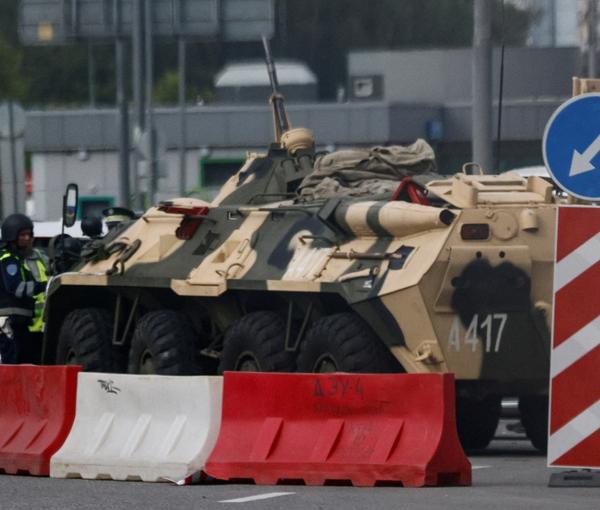 همزمان با پیشروی واگنر، نیروهای روسیه راه‌های منتهی به جنوب مسکو را مسدود کردند