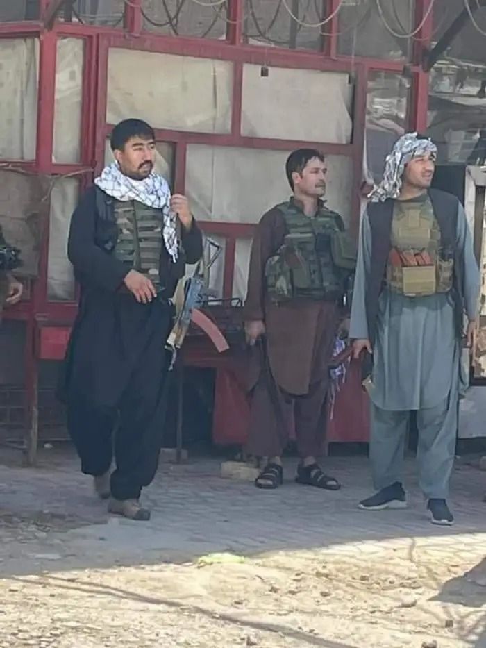 یارمحمد دوستم رهبری جنگ علیه طالبان را بر عهده داشت