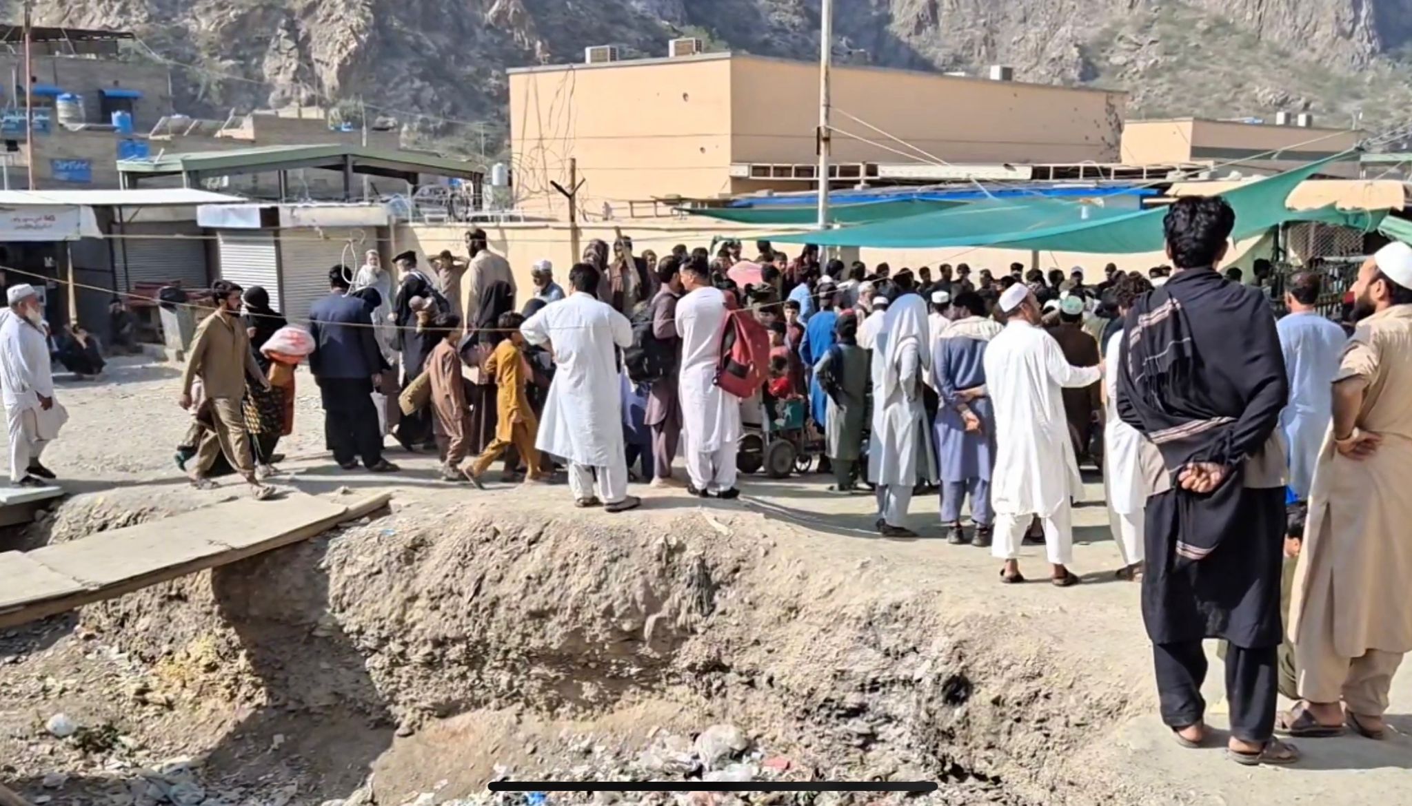 په پېښور کې د افغان زده‌کوونکو ستونزې؛ نوي تعلیمي کال کې داخله نه‌ورکول کېږي