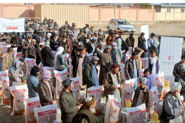 طالبانو په بلخ کې پر لسګونو زلزلهځپلو کورنیو خوراکي توکي ووېشل