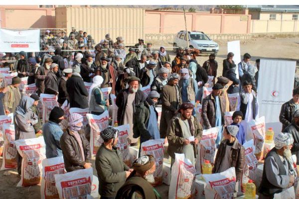 طالبانو په بلخ کې پر لسګونو زلزلهځپلو کورنیو خوراکي توکي ووېشل