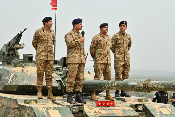 صحفي استقصائي: الجيش الباكستاني يسهّل تحركات لتغيير النظام في كابل