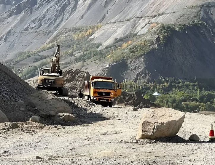چینایي کارګرو د تاجکستان او افغانستان پولې ته نږدې د لویې لارې رغونه بېرته پیل کړه 