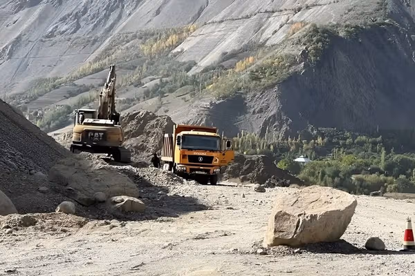 چینایي کارګرو د تاجکستان او افغانستان پولې ته نږدې د لویې لارې رغونه بېرته پیل کړه