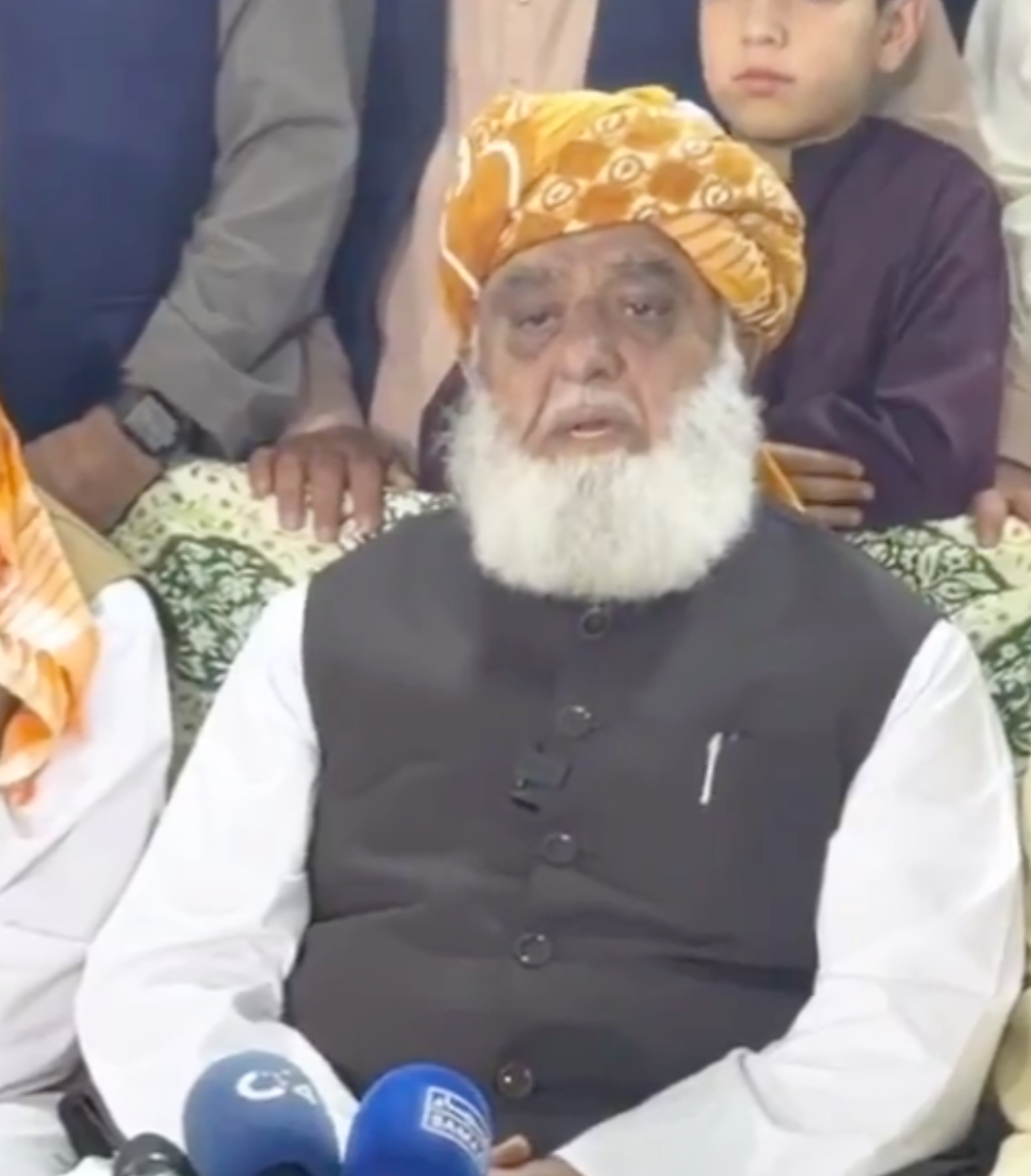 مولانا فضل‌الرحمن وایي د پاکستان پارلمان باید له افغانستان او ګاونډیانو سره اړیکې وڅېړي