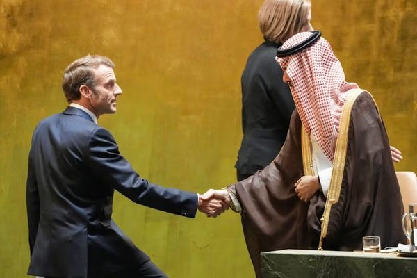 محمد بن سلمان او امانوېل مکرون د غزې د وروستیو تحولاتو په اړه ټلیفوني خبرې وکړې