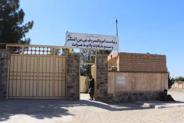 یک باشنده هرات: «محتسبان زنی را دستگیر و کودک چهار سالهاش را کنار جاده تنها گذاشتند»