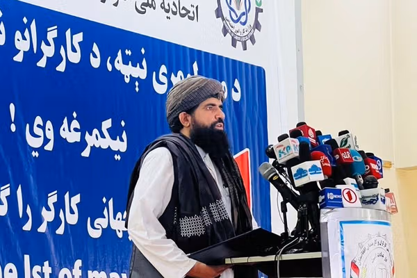 د طالبانو د کار او ټولنیزو چارو وزیر: نړۍوال باید د کارګرو موضوع سیاسي نهکړي