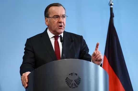 د جرمني دفاع وزیر د افغانستان د جګړې په اړه د ټرمپ څرګندونې له «بې‌احترامۍ ډکې» وبللې