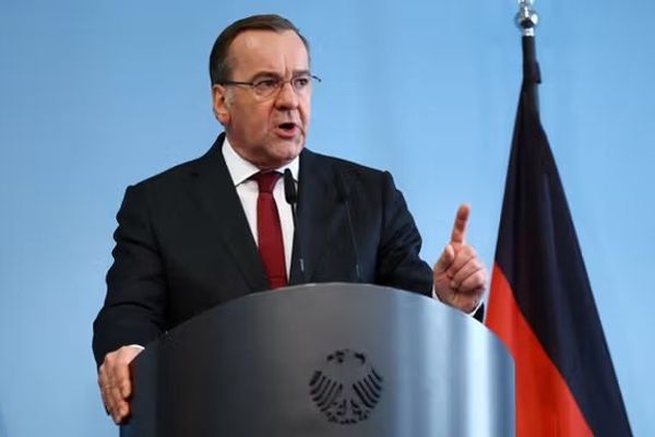 د جرمني دفاع وزیر د افغانستان د جګړې په اړه د ټرمپ څرګندونې له «بېاحترامۍ ډکې» وبللې