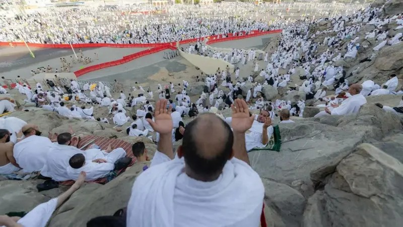 د حج مراسمو دوام؛ سعودي عربستان کې د حاجیانو د عرفاتو مراسم نن ترسره کېږي