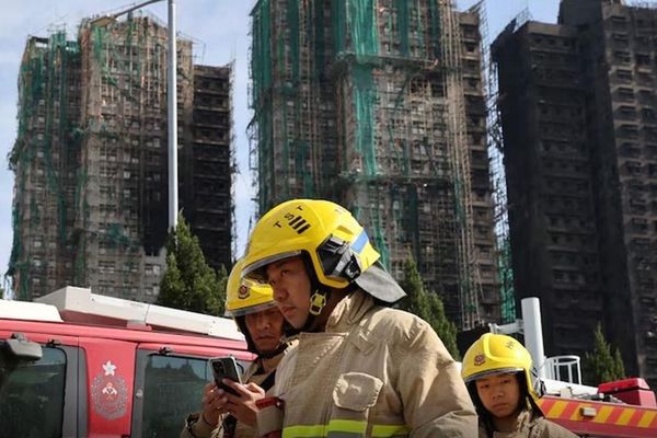 هانګ کانګ کې د اورلګیدنې په پېښه کې د قربانیانو شمېر ۱۲۸ تنو ته ورسېده