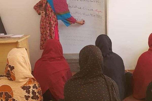 د بندیزونو په ټاټوبي کې د هېلو څرک؛ په کندهار کې د نجونو د یوه پټ ټولګي د ښوونکې مېړانه