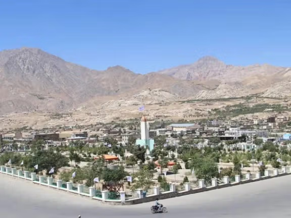 د دایکنډي اوسېدونکو په دغه ولایت کې د ښوونځیو د بیارغونې لپاره ۲۶مېلیونه افغانۍ مرسته کړې