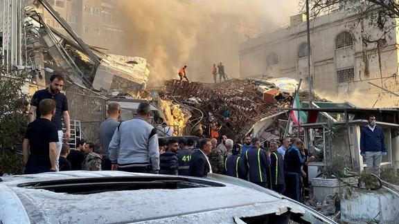 د ایران مشرتابه، چې ځان کم احساسوي، نه غواړي د اسراییلي پوځي فشار په وړاندې ضعیف وبرېښي، او دا چاره د لا زیاتې شخړې امکان زیاتوي ، چې په دې کې پټ بریدونه یا دا خطرناک انتخاب چې ژر تر ژره اټومي وسلې جوړې کړي، هم شامل دي.