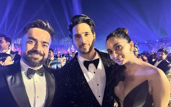 عضو طالبان از ابرستاره کریکت افغانستان به دلیل عکس گرفتن با هنرپیشه زن هندی انتقاد کرد