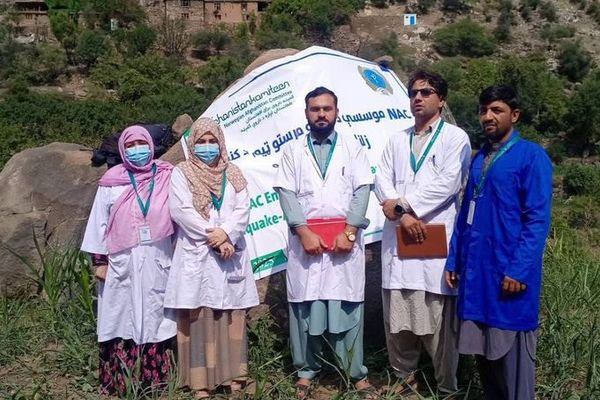 إشادة نادرة من مقرب من حقاني بعمل الطبيبات في كنر عقب الزلزال والانتقادات