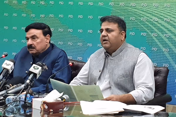 سیاستمدار سرشناس پاکستانی هشدار داد طالبان پشتونها را به نابودی میکشاند