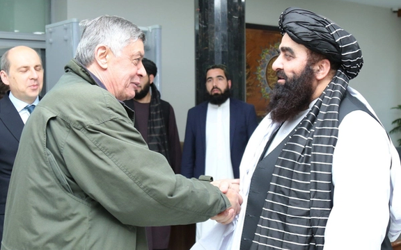 ضمیر کابلوف کابل کې د طالبانو بهرنیو چارو وزیر سره د روغبړ په حال کې